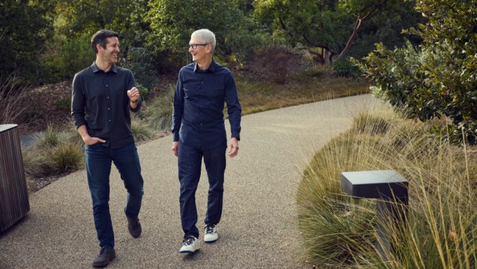 Tim Cook ve John Termus, Apple Park, ABD.