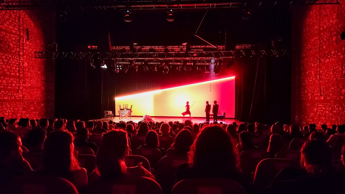 müfettişler ilk dinemik led aydınlatmalı tiyatro oyunu