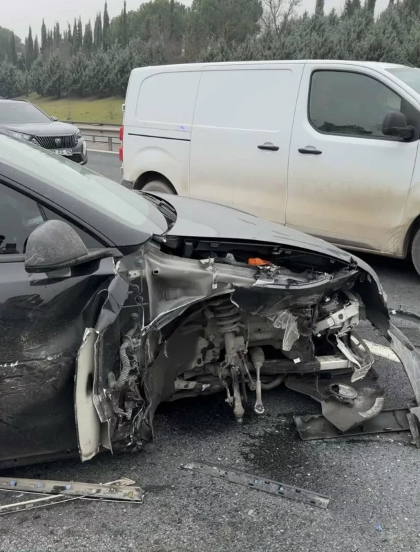Tesla'nın kazaya karışması sonucu hasar alan bir araç