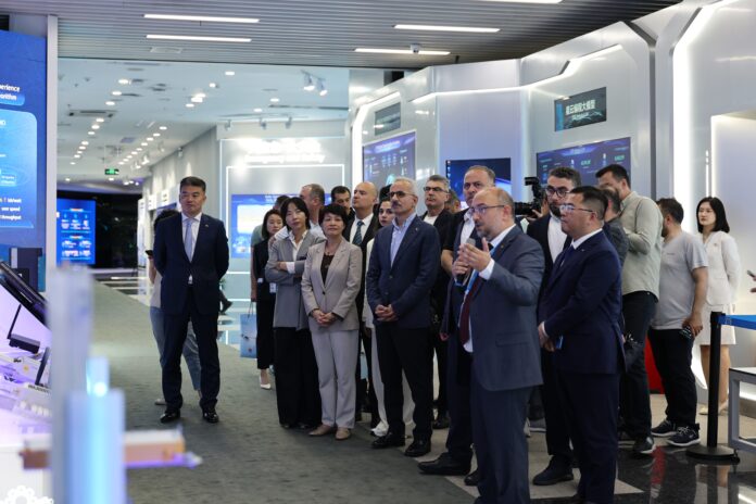 ulastirma-ve-altyapi-bakani-zte-ziyaret